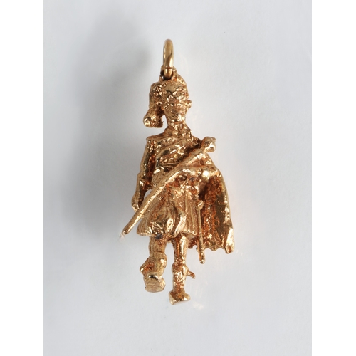 87 - 9ct gold band drum major charm, 5.3g