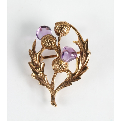 92 - 9ct gold thistle brooch, 5g (Stone missing)
