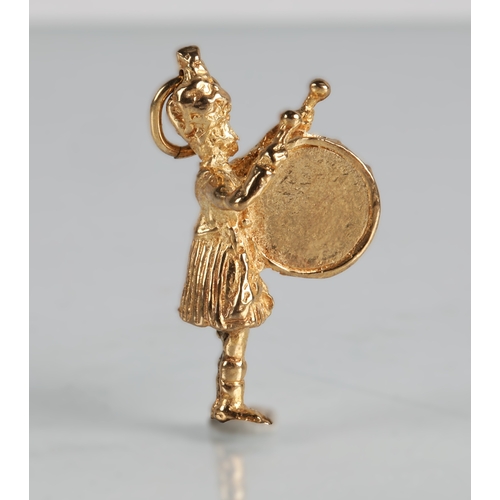 86 - 9ct gold drummer charm, 6.9g
