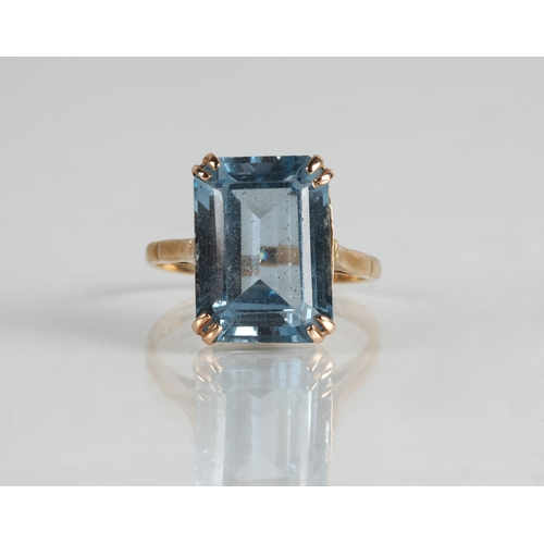 76 - 9ct gold aquamarine dress ring, ring size M, 4g