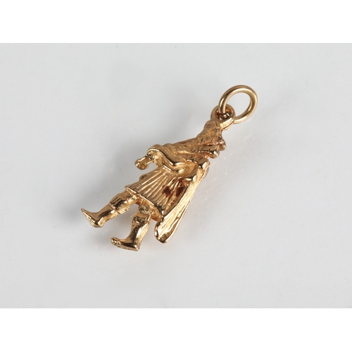84 - 9ct gold bagpiper charm, 2.3g