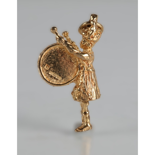 86 - 9ct gold drummer charm, 6.9g