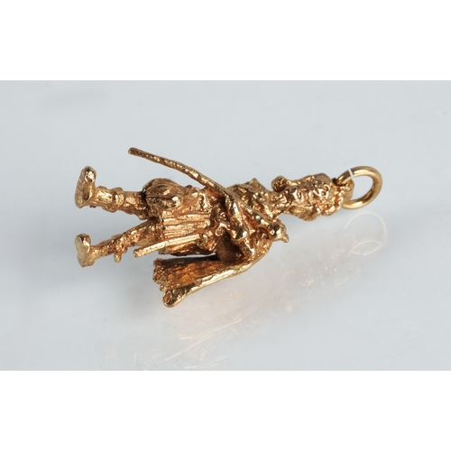 87 - 9ct gold band drum major charm, 5.3g