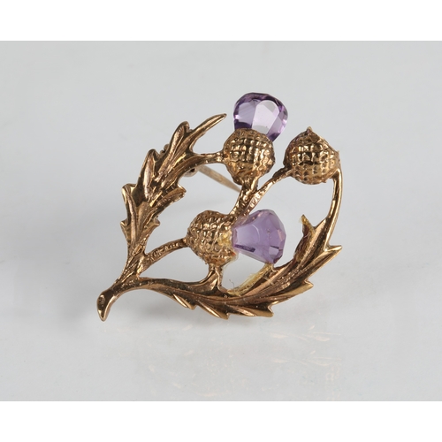 92 - 9ct gold thistle brooch, 5g (Stone missing)