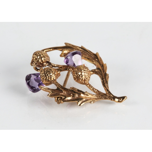 92 - 9ct gold thistle brooch, 5g (Stone missing)