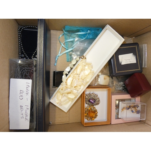 153 - Box of costume jewellery to include boxed brooches, pendants on chains, and pairs of earrings.&nbsp;