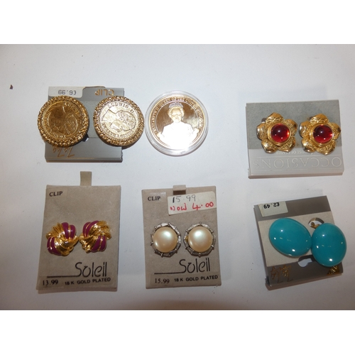 159 - Box of costume jewellery, coins and curios to include two 1986 Commonwealth games £2 coins in origin... 