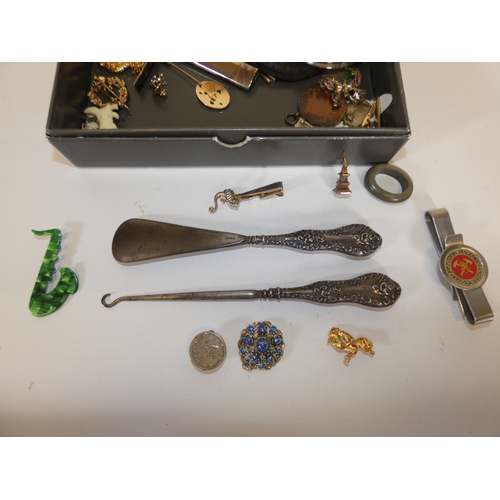 163 - Collection of curios and collectables to include a compact, badges, brooches, button hook and shoe h... 