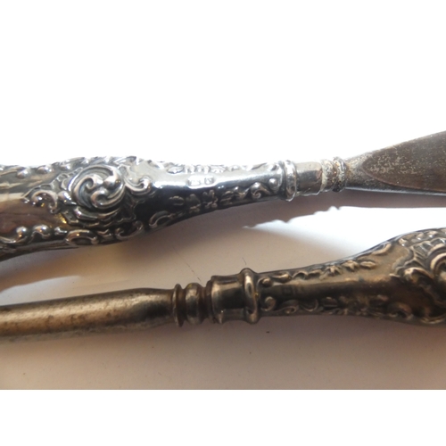 163 - Collection of curios and collectables to include a compact, badges, brooches, button hook and shoe h... 