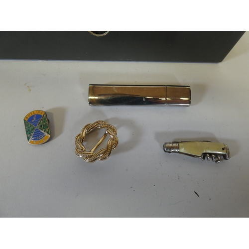 163 - Collection of curios and collectables to include a compact, badges, brooches, button hook and shoe h... 