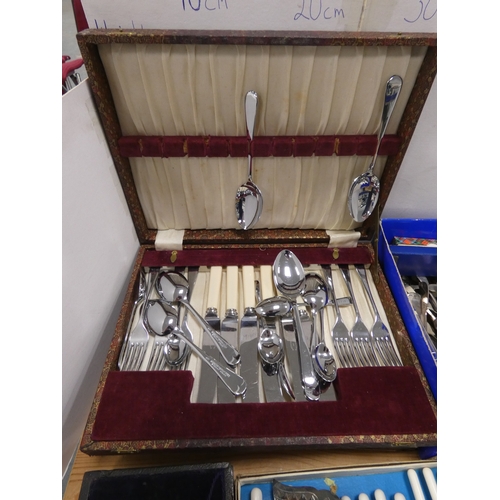 65 - Collection of boxed and loose cutlery to include a horn handled three piece carving set by Thomas Tu... 