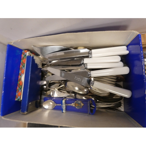 65 - Collection of boxed and loose cutlery to include a horn handled three piece carving set by Thomas Tu... 