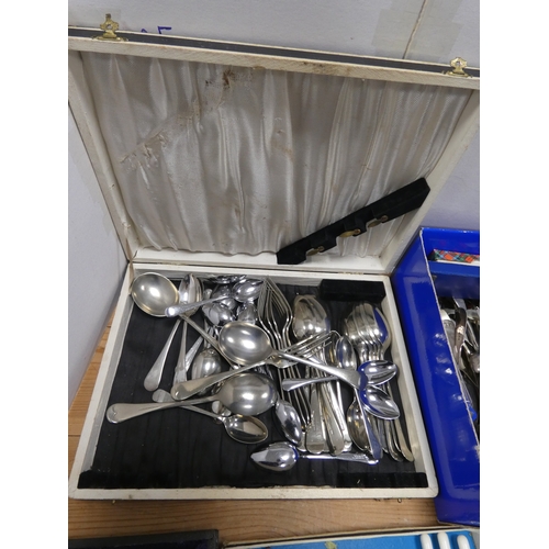 65 - Collection of boxed and loose cutlery to include a horn handled three piece carving set by Thomas Tu... 