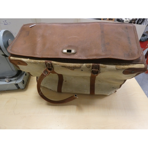 83 - Singer sewing machine.