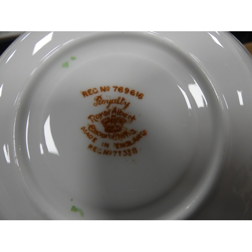 4 - Three boxes of assorted Imari tea and dinnerwares to include Colclough, Osborne etc.