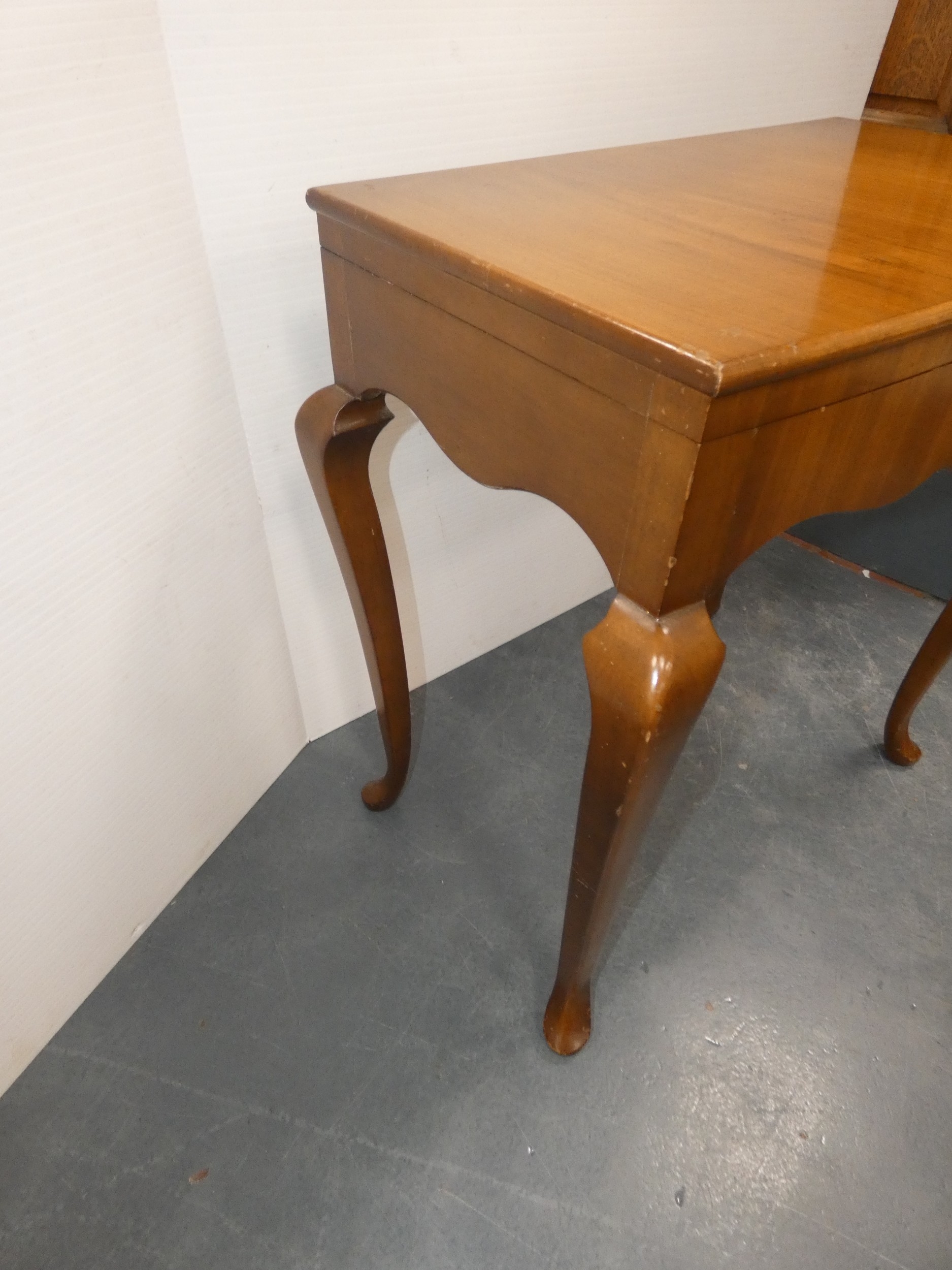 Viners twelve place canteen of cutlery, contained in a walnut table.