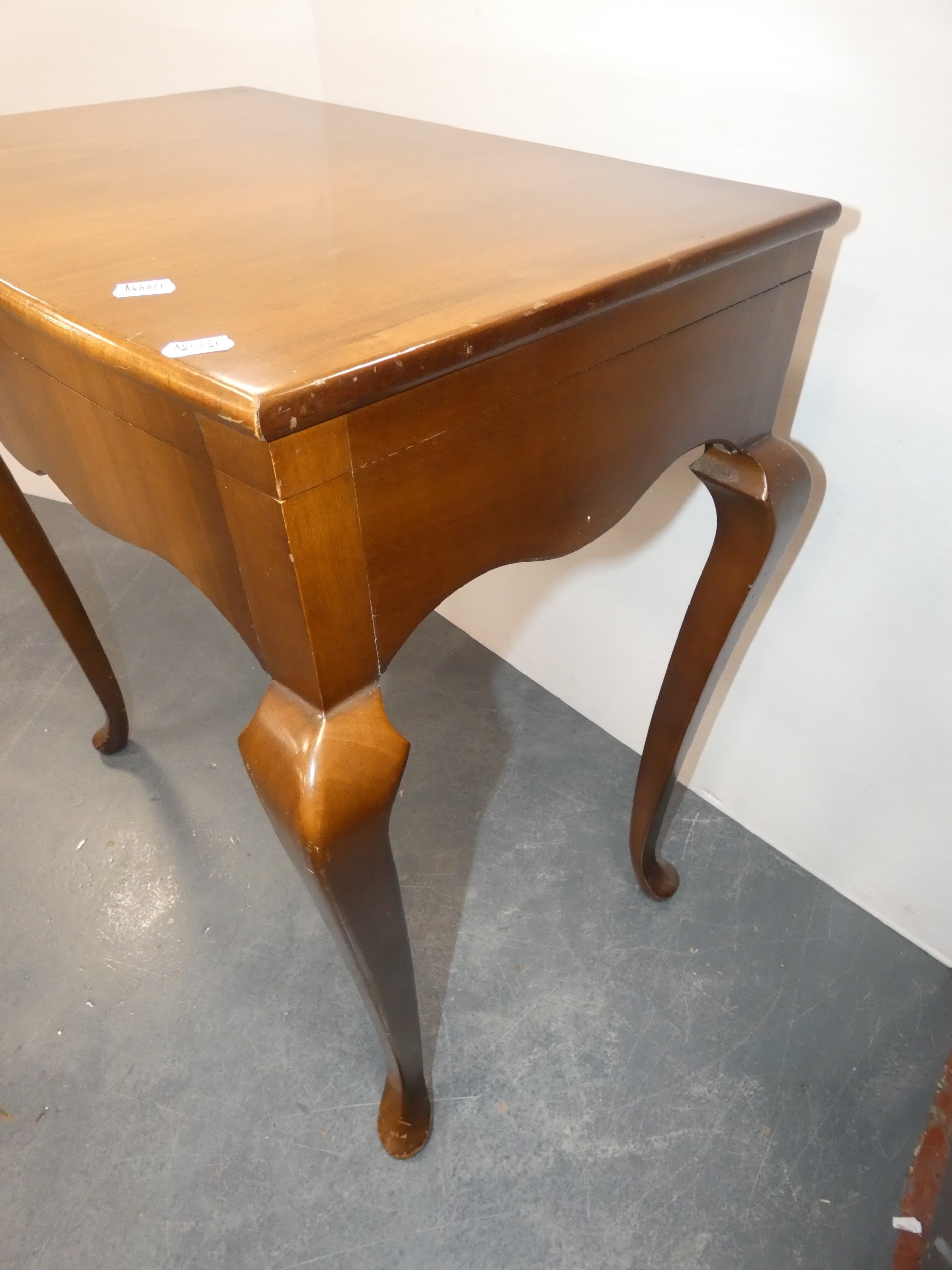 Viners twelve place canteen of cutlery, contained in a walnut table.