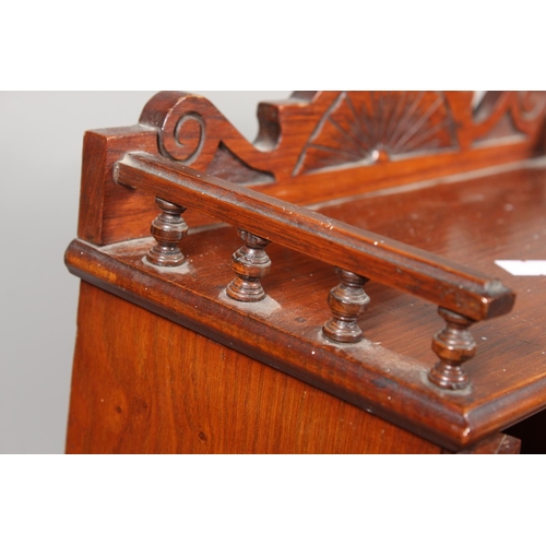 22 - Oak cased two door smokers cabinet, 33cm tall.&nbsp;