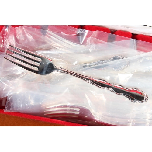 33 - Onieda Plate canteen of flatware and an Art Nouveau style box. (2)