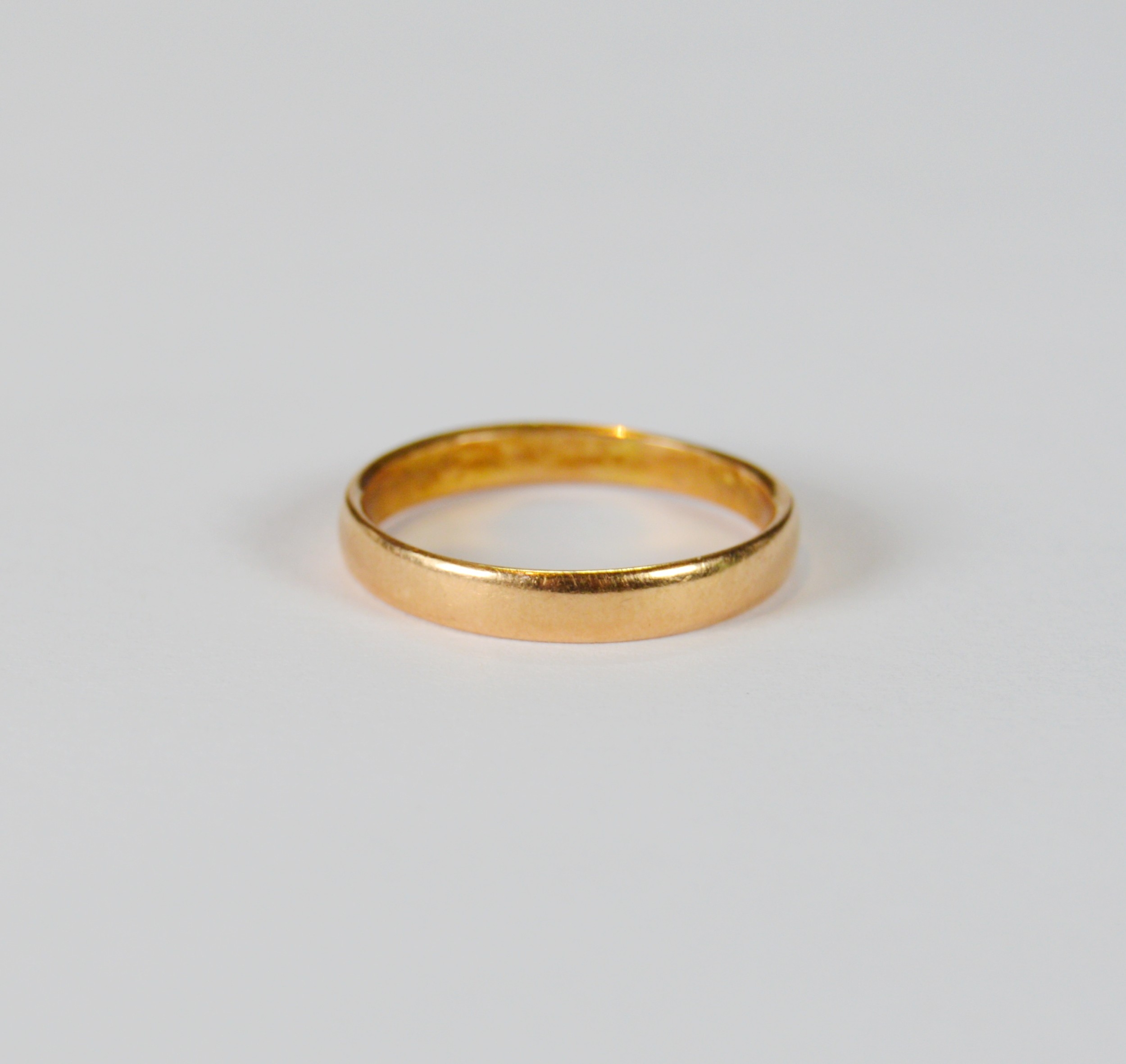 Late Victorian 18ct gold band ring, Glasgow, '18', size R, 2.8g.