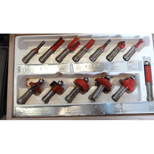 Freud FT2000VCE variable speed plunge router, router table, boxed ...