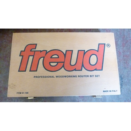 Freud FT2000VCE variable speed plunge router, router table, boxed ...