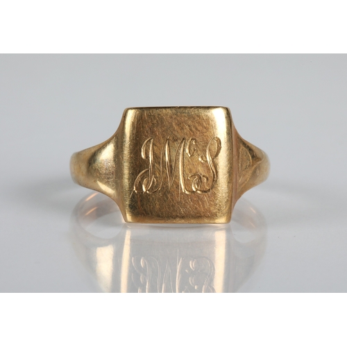 53 - Unmarked yellow metal gents signet ring, ring size T, gross weight 3.9g.