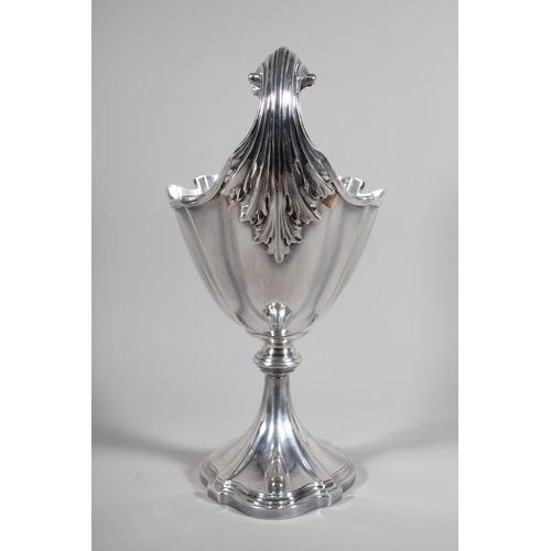 1 - Edwardian silver centrepiece with boat shaped bowl having acanthus leaf scroll handles and raised on... 