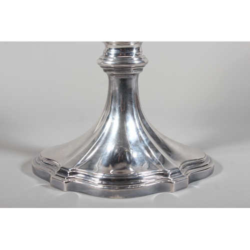 1 - Edwardian silver centrepiece with boat shaped bowl having acanthus leaf scroll handles and raised on... 