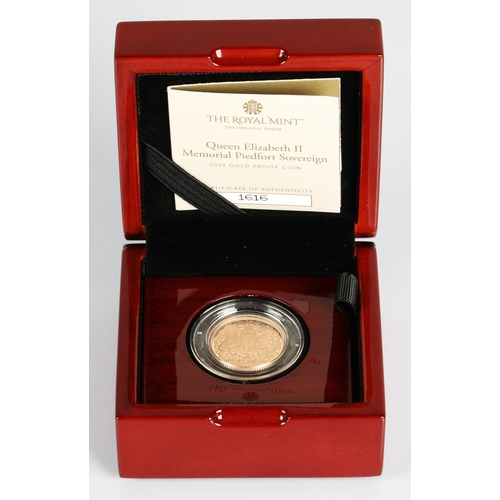 40 - Queen Elizabeth II Memorial Piedfort sovereign 2022 gold proof coin, 15.9g No 1616 with case and out... 