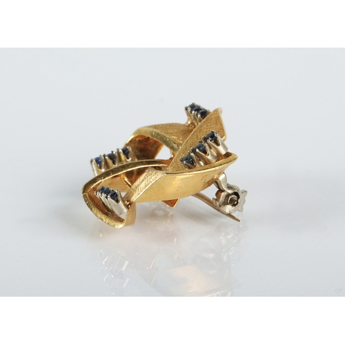 94 - Ladies 18ct yellow gold brooch set with four groups of three small sapphires, 2cm diameter, gross we... 