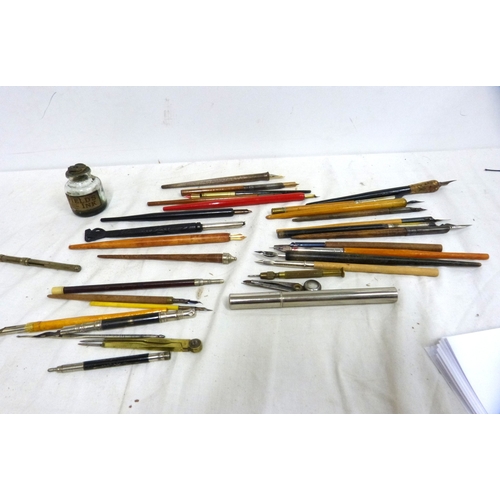 10 - Collection of fountain pens.