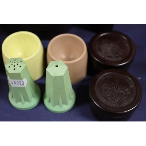 24 - Bakelite egg cups and salt and pepper pots.