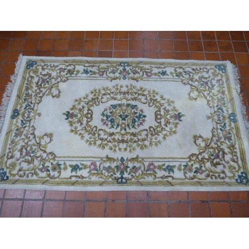 516 - Cream ground woollen rug (Approx 7' x 4')