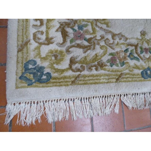 516 - Cream ground woollen rug (Approx 7' x 4')