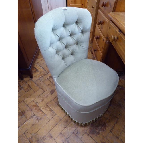 117 - Green dralon button back bedroom chair