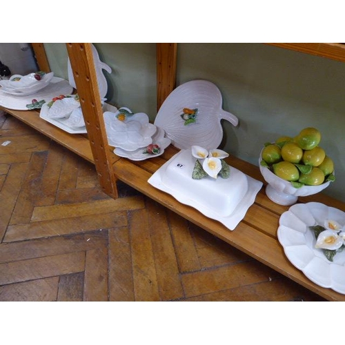 67 - Mediterranean leaf pattern serving plates, dishes, ceramic lemons in bowl etc (13)