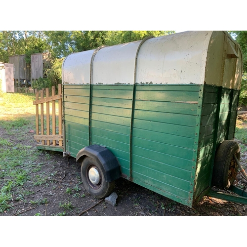 105 - Single axle 8ft livestock trailer