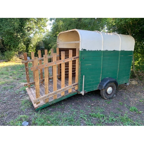 105 - Single axle 8ft livestock trailer