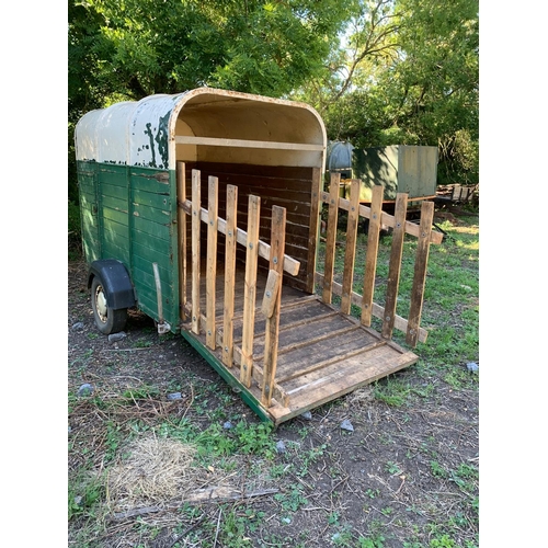 105 - Single axle 8ft livestock trailer