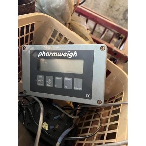 35 - Pig scales/weigher with pharmweigh electric weigher