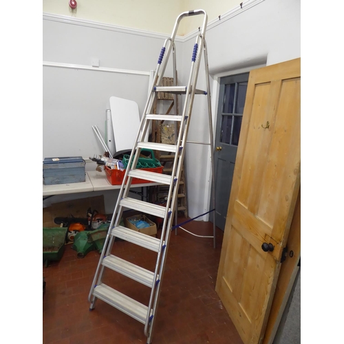 32 - Abru aluminium 8 tread step ladder