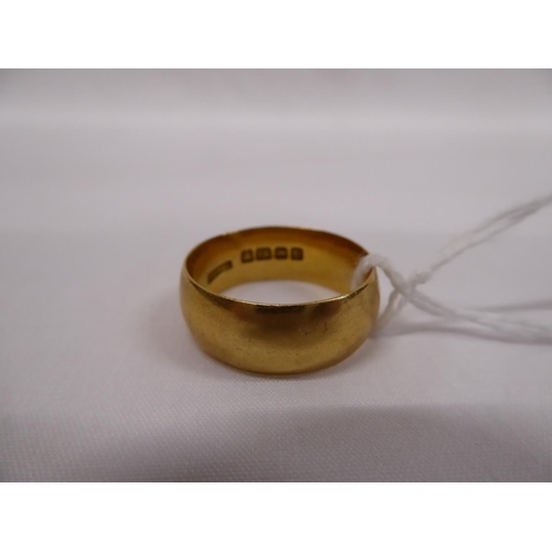 61 - 18ct gold wedding ring - 8.5g