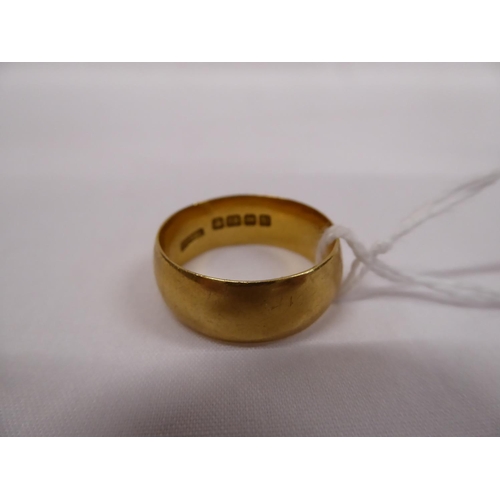 61 - 18ct gold wedding ring - 8.5g