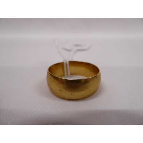 61 - 18ct gold wedding ring - 8.5g