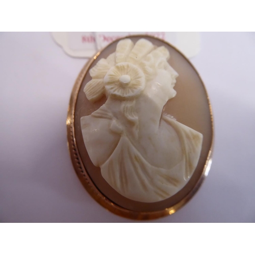 16 - 9ct gold cameo brooch