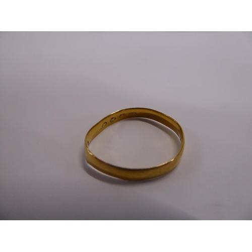 20 - 22ct gold wedding ring (1.5g)