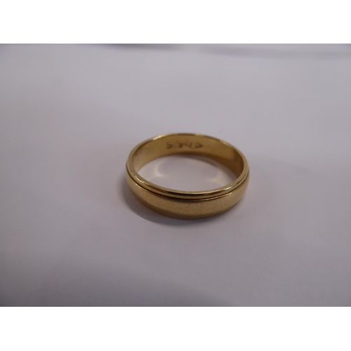 23 - 14ct gold band ring (3.6g)