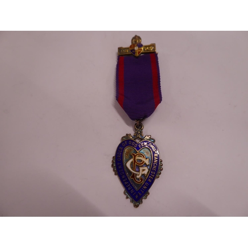 40 - Gilt silver lodge medal in case - Independent Order of Oddfellows - Manchester Unity