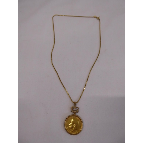 33 - 1915 gold sovereign in mount on 9ct gold chain (15.7g total)